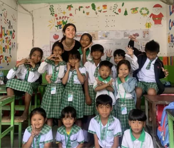 Valentina in una scuola in Cambogia