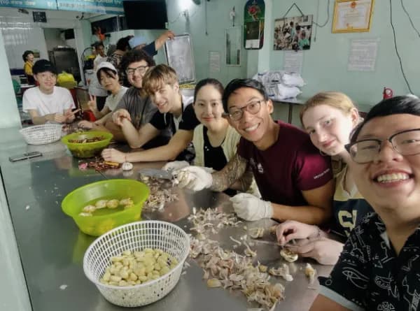 I nostri partecipanti con il team locale al progetto Solidale in Vietnam (più il nostro coordinatore locale, MJ!)