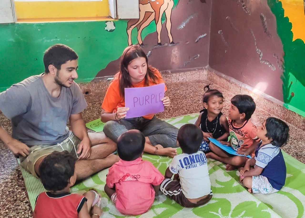 Due volontari durante un'attività educativa con bambini