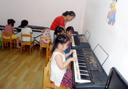 _Children learning to play the piano