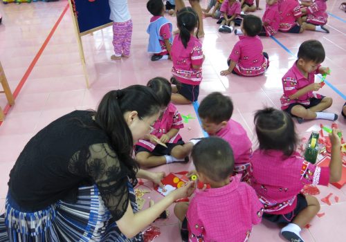Participant teaching kids how to make handicraft(2)