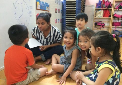 Participants teaching vocabulary to kids (1)