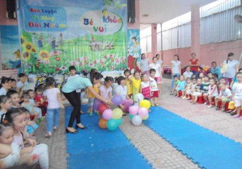 _Playing games with the children (1)